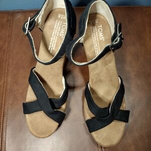 TOMS Women's Black and Tan Sandals